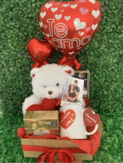 [01035] Cesta Urso "Com Amor", Caneca e Fotos (Sob Encomenda)