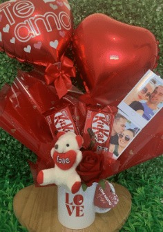 [0125B] Buquê na Caneca com Urso, Fotos e Kit Kat (Sob Encomenda)