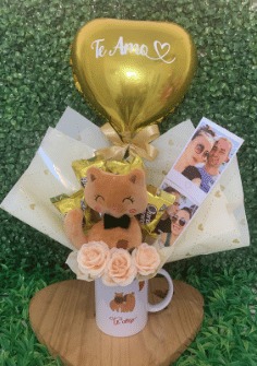[01260] Buquê na Caneca Gatinho com Flores Permanentes (Sob Encomenda)
